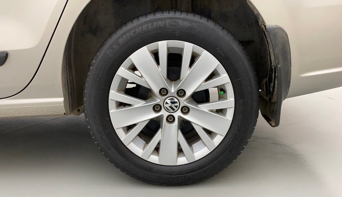 2014 Volkswagen Vento HIGHLINE 1.6 MPI, Petrol, Manual, 85,997 km, Left Rear Wheel