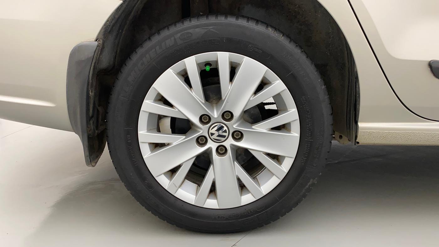 2014 Volkswagen Vento HIGHLINE 1.6 MPI, Petrol, Manual, 85,997 km, Right Rear Wheel