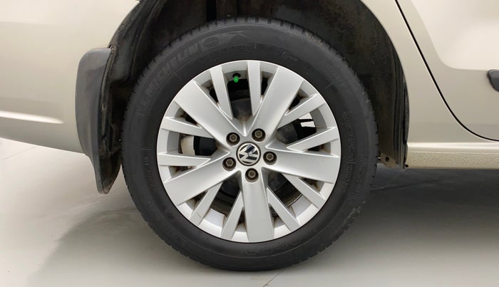 2014 Volkswagen Vento HIGHLINE 1.6 MPI, Petrol, Manual, 85,997 km, Right Rear Wheel