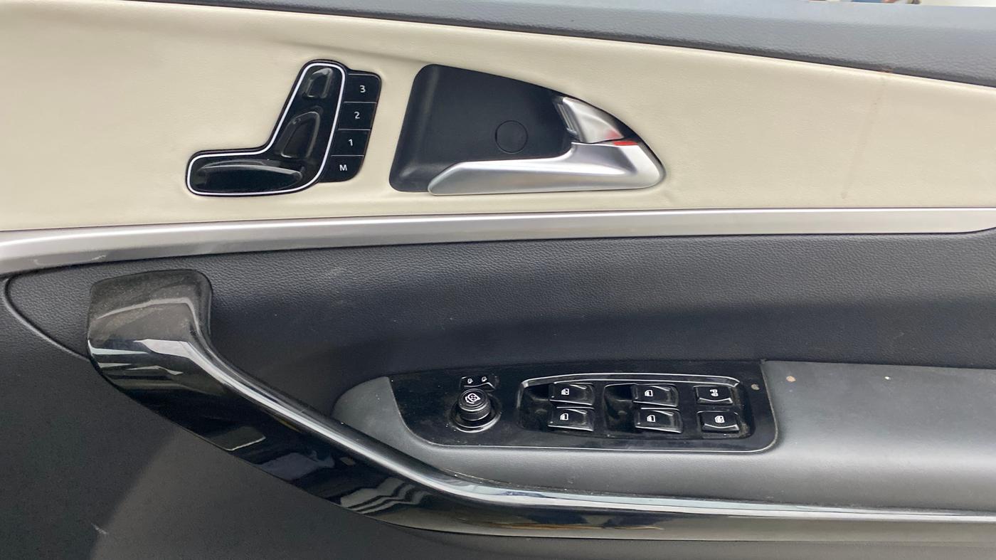 2021 Mahindra XUV700 AX 7 P AT 7 STR, Petrol, Automatic, 31,113 km, Driver Side Door Panels Control