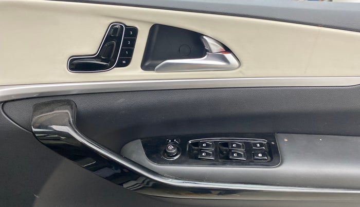 2021 Mahindra XUV700 AX 7 P AT 7 STR, Petrol, Automatic, 31,113 km, Driver Side Door Panels Control