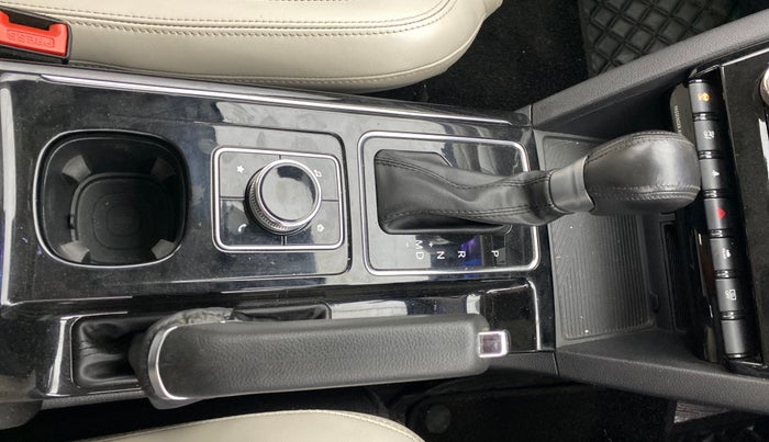 2021 Mahindra XUV700 AX 7 P AT 7 STR, Petrol, Automatic, 31,113 km, Gear Lever