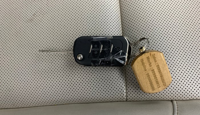 2021 Mahindra XUV700 AX 7 P AT 7 STR, Petrol, Automatic, 31,113 km, Key Close Up