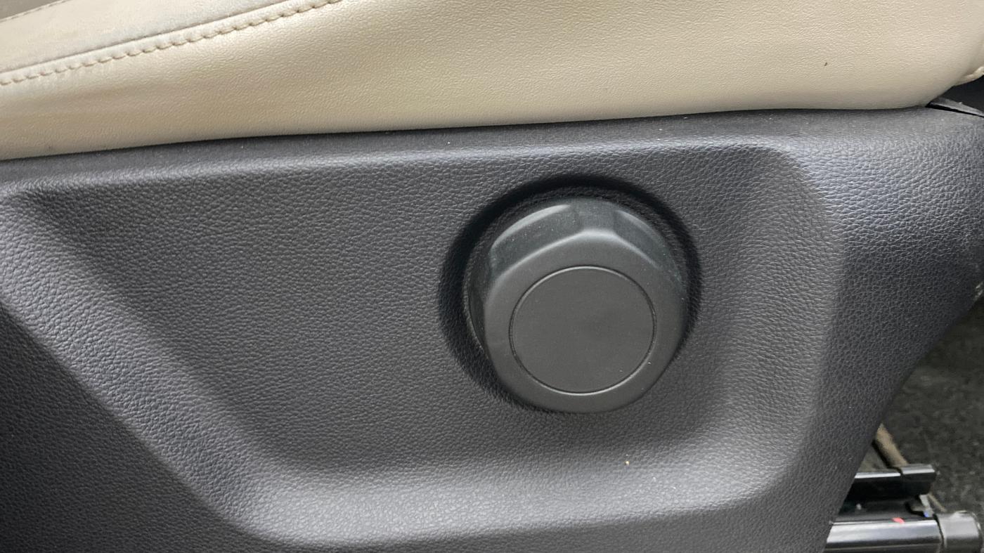 2021 Mahindra XUV700 AX 7 P AT 7 STR, Petrol, Automatic, 31,113 km, Driver Side Adjustment Panel