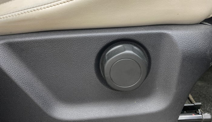 2021 Mahindra XUV700 AX 7 P AT 7 STR, Petrol, Automatic, 31,113 km, Driver Side Adjustment Panel