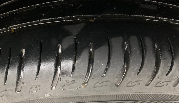 2021 Mahindra XUV700 AX 7 P AT 7 STR, Petrol, Automatic, 31,113 km, Left Rear Tyre Tread