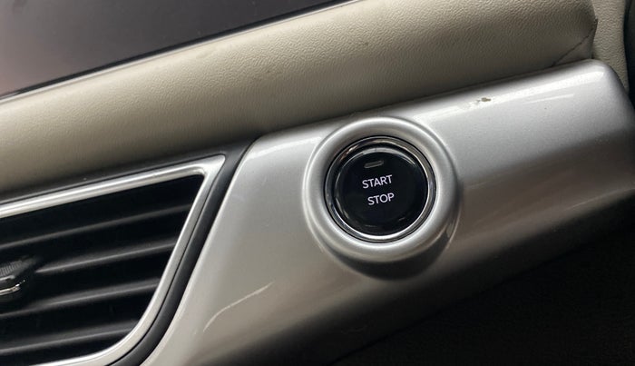 2021 Mahindra XUV700 AX 7 P AT 7 STR, Petrol, Automatic, 31,113 km, Keyless Start/ Stop Button