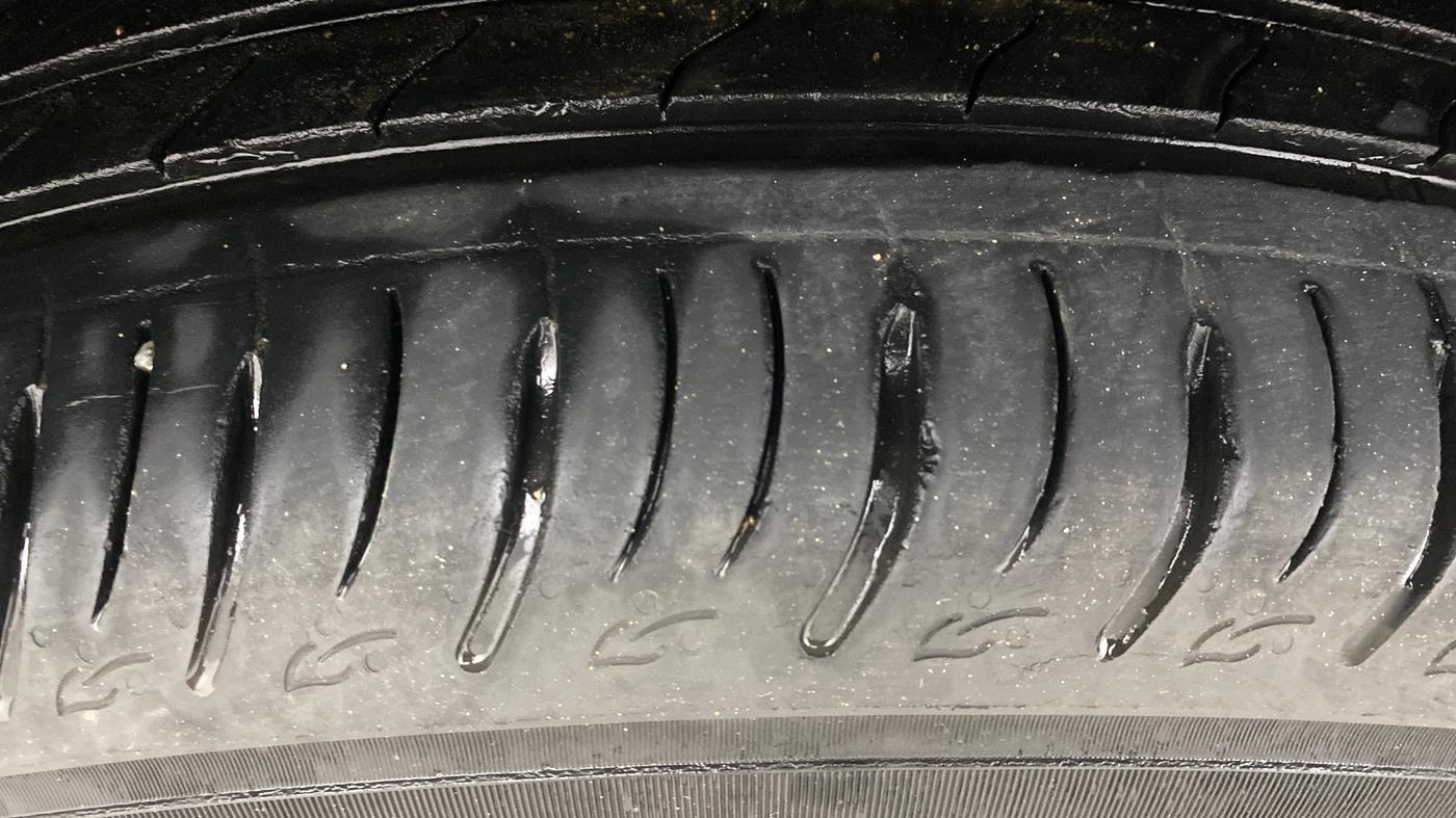 2021 Mahindra XUV700 AX 7 P AT 7 STR, Petrol, Automatic, 31,113 km, Right Rear Tyre Tread