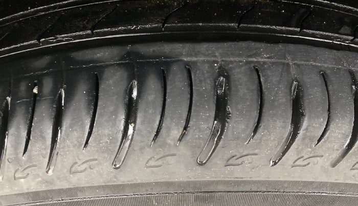 2021 Mahindra XUV700 AX 7 P AT 7 STR, Petrol, Automatic, 31,113 km, Right Rear Tyre Tread