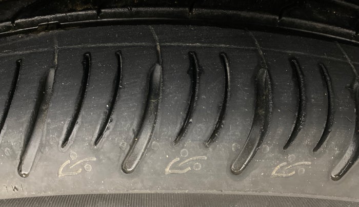 2021 Mahindra XUV700 AX 7 P AT 7 STR, Petrol, Automatic, 31,113 km, Right Front Tyre Tread
