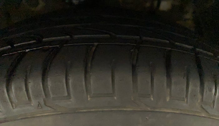 2021 Mahindra XUV300 W6 1.5 DIESEL AMT, Diesel, Automatic, 38,673 km, Right Front Tyre Tread