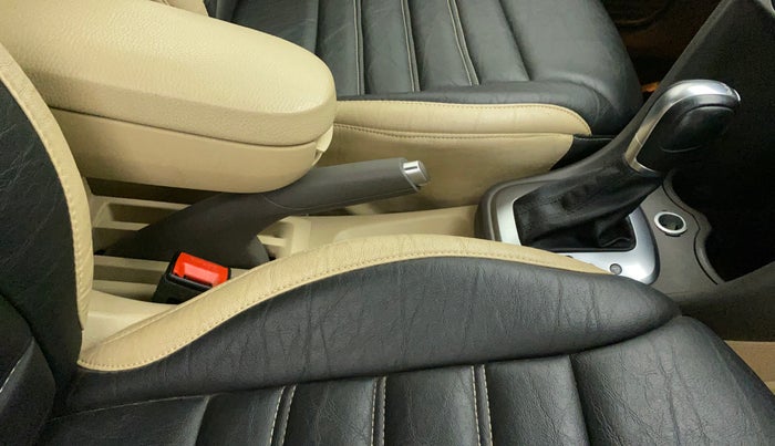 2016 Volkswagen Vento HIGHLINE 1.5 AT, Diesel, Automatic, 64,918 km, Gear Lever