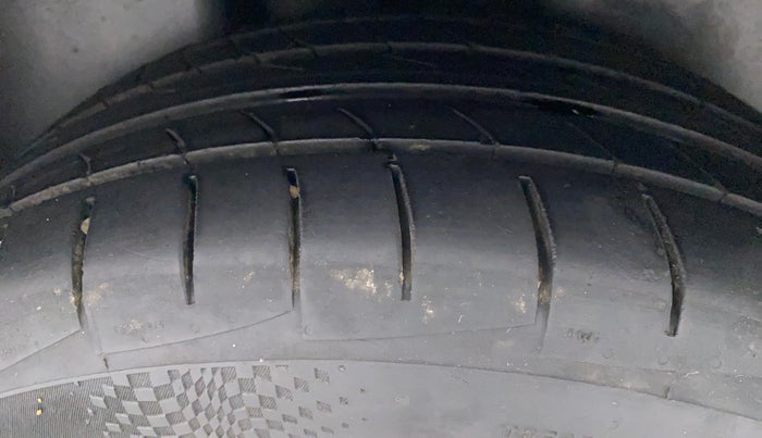 2016 Volkswagen Vento HIGHLINE 1.5 AT, Diesel, Automatic, 64,918 km, Right Rear Tyre Tread