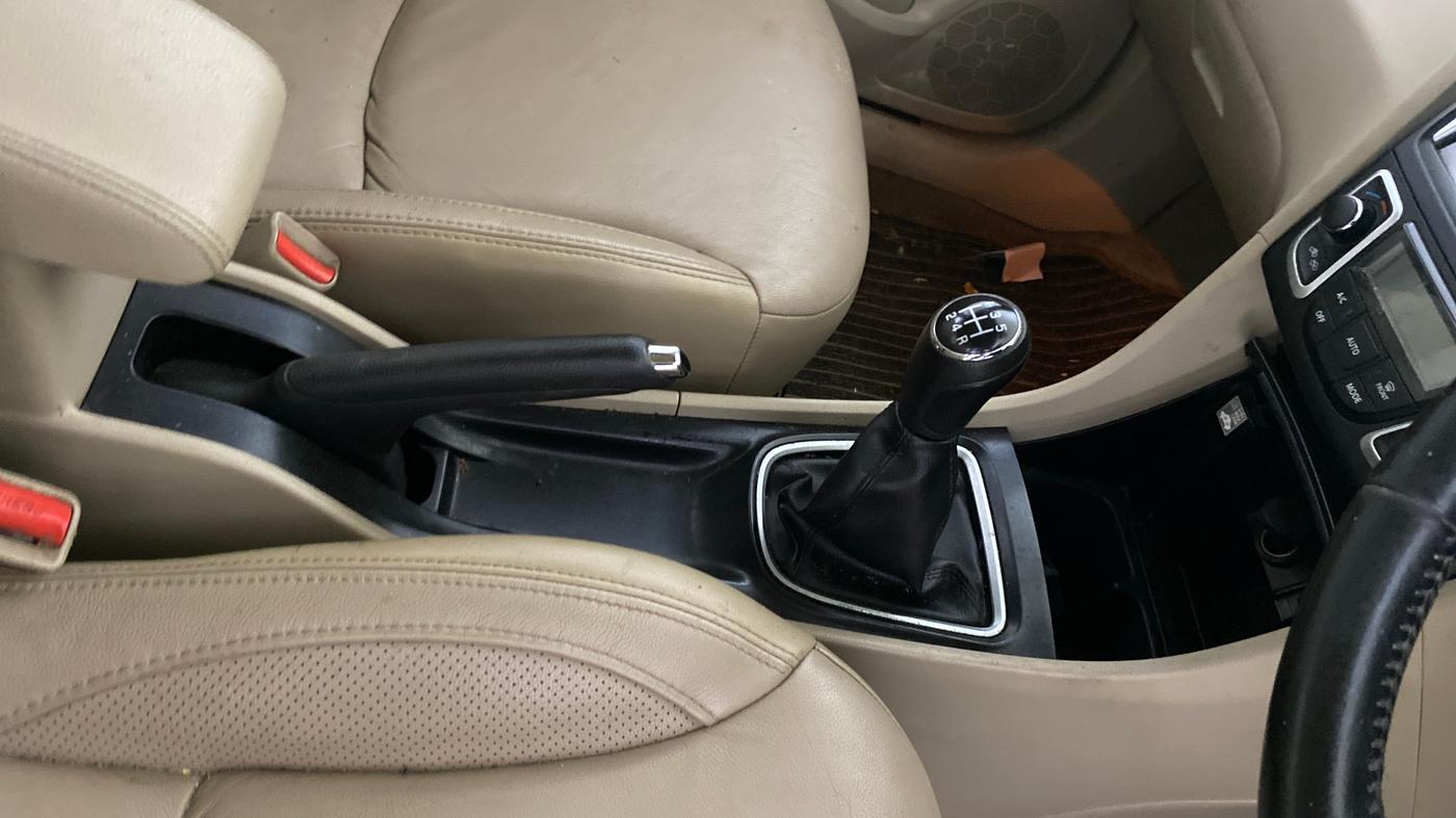2016 Maruti Ciaz ZXI+, Petrol, Manual, 64,202 km, Gear Lever