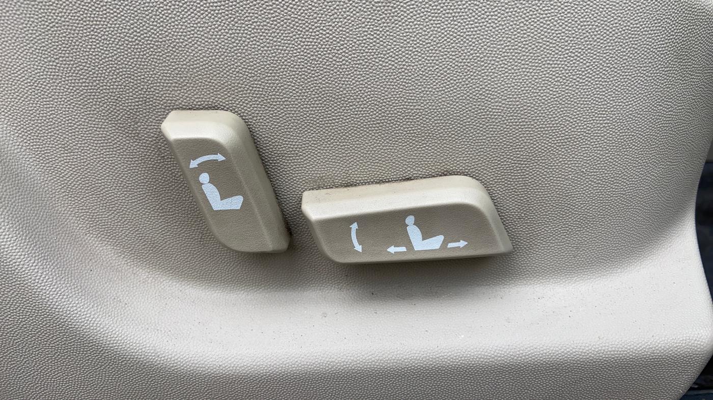 2018 Mahindra XUV500 W10, Diesel, Manual, 77,573 km, Driver Side Adjustment Panel