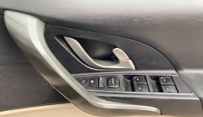 2018 Mahindra XUV500 W10, Diesel, Manual, 77,573 km, Driver Side Door Panels Control
