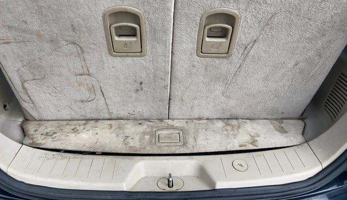 2018 Mahindra XUV500 W10, Diesel, Manual, 77,573 km, Boot Inside