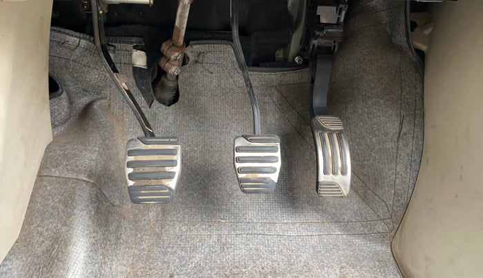 2018 Mahindra XUV500 W10, Diesel, Manual, 77,573 km, Pedals