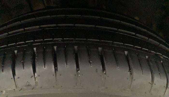 2022 Tata PUNCH ACCOMPLISHED DAZZLE PACK AMT, Petrol, Automatic, 8,974 km, Right Front Tyre Tread