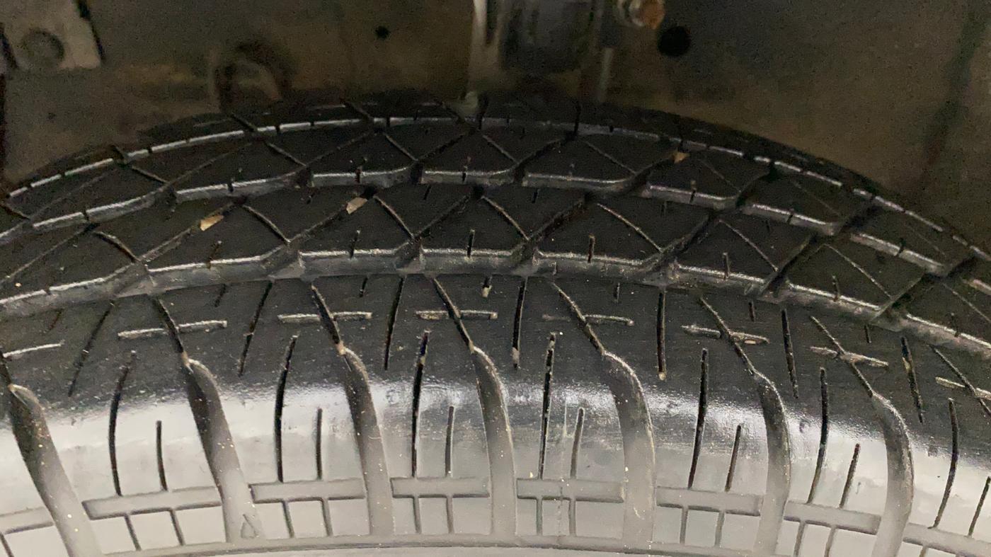 2014 Maruti Swift Dzire VXI, Petrol, Manual, 88,901 km, Left Front Tyre Tread