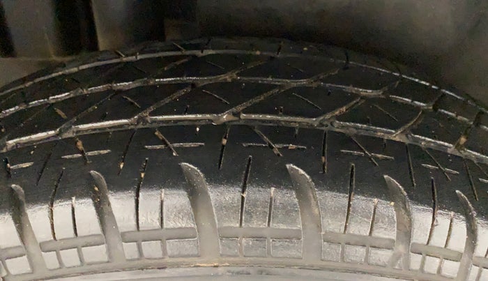 2014 Maruti Swift Dzire VXI, Petrol, Manual, 88,901 km, Right Rear Tyre Tread