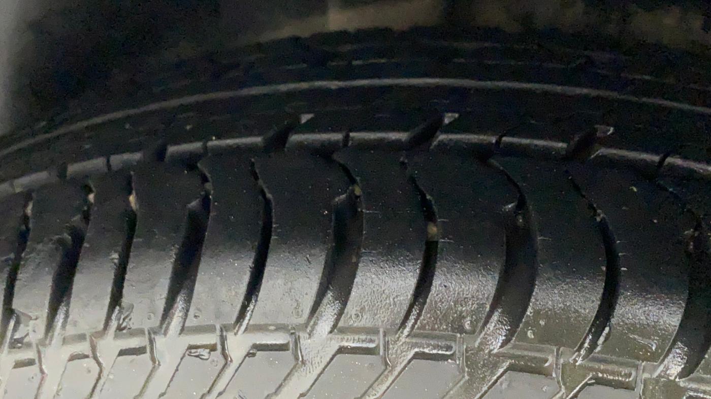 2011 Maruti Swift LXI, Petrol, Manual, 21,840 km, Right Rear Tyre Tread