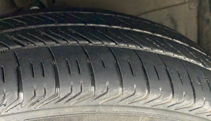 2011 Maruti Swift LXI, Petrol, Manual, 21,840 km, Right Front Tyre Tread