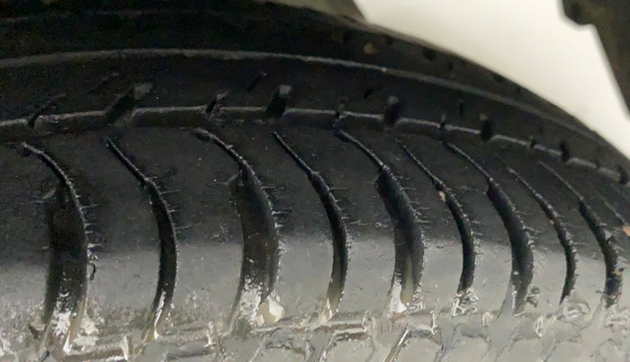 2011 Maruti Swift LXI, Petrol, Manual, 21,840 km, Left Rear Tyre Tread