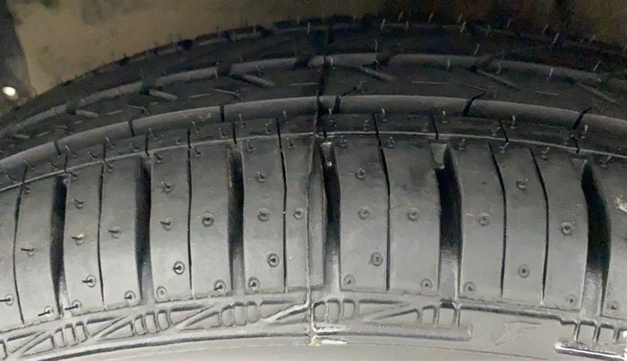 2011 Maruti Swift LXI, Petrol, Manual, 21,840 km, Left Front Tyre Tread