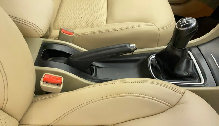 2015 Maruti Ciaz ZXI, Petrol, Manual, 75,078 km, Gear Lever