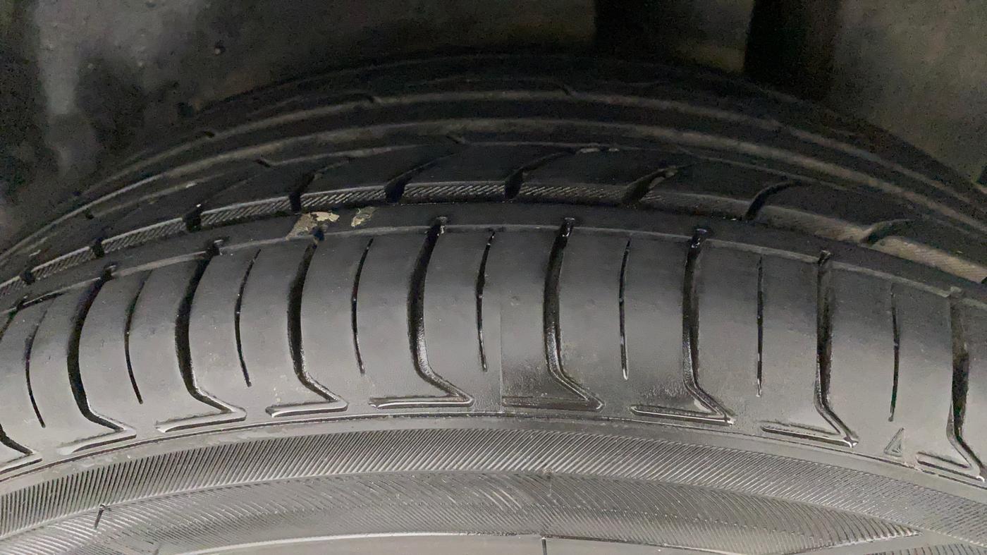 2015 Maruti Ciaz ZXI, Petrol, Manual, 75,078 km, Left Rear Tyre Tread