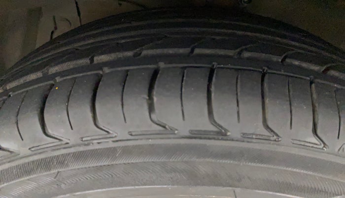 2015 Maruti Ciaz ZXI, Petrol, Manual, 75,078 km, Left Front Tyre Tread