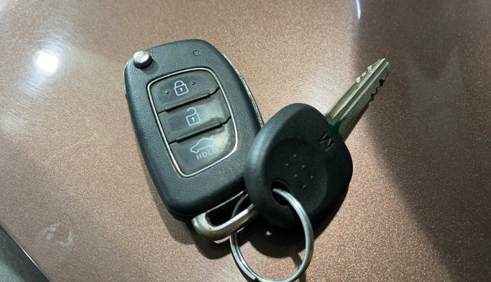 2022 Hyundai AURA S 1.2, CNG, Manual, 52,318 km, Key Close Up