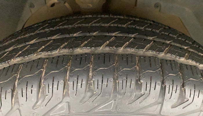 2015 Mahindra XUV500 W8, Diesel, Manual, 1,13,069 km, Right Front Tyre Tread