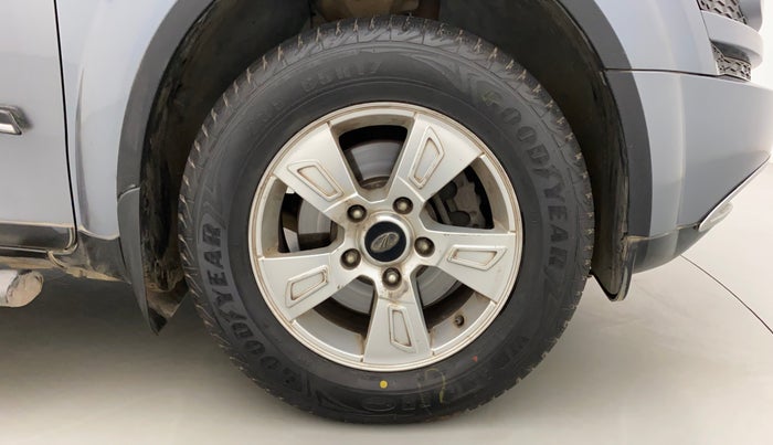 2015 Mahindra XUV500 W8, Diesel, Manual, 1,13,069 km, Right Front Wheel