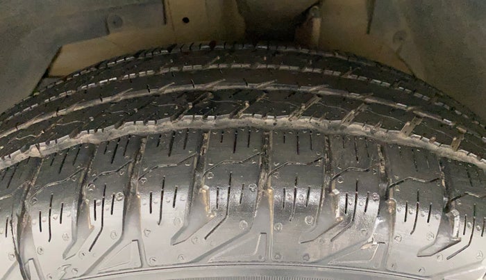 2015 Mahindra XUV500 W8, Diesel, Manual, 1,13,069 km, Left Front Tyre Tread