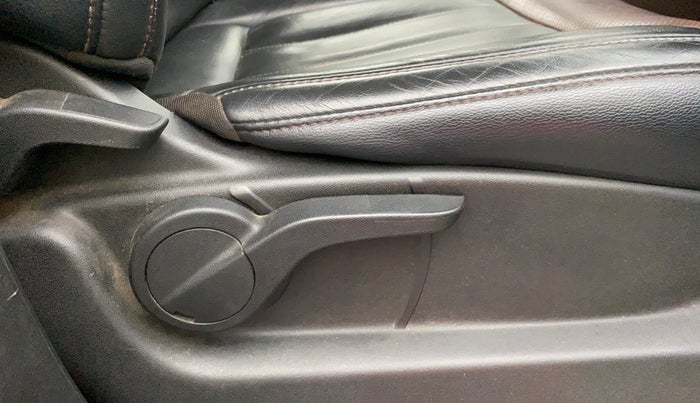 2015 Mahindra XUV500 W8, Diesel, Manual, 1,13,069 km, Driver Side Adjustment Panel