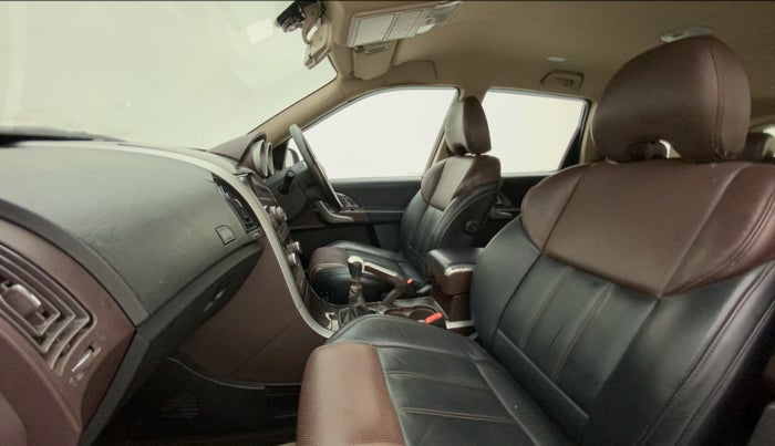 2015 Mahindra XUV500 W8, Diesel, Manual, 1,13,069 km, Right Side Front Door Cabin