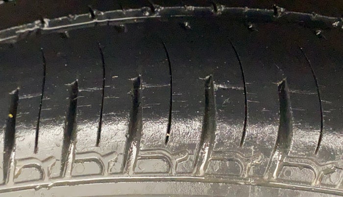 2018 Mahindra KUV 100 NXT K4+ P 6 STR, Petrol, Manual, 51,460 km, Right Rear Tyre Tread