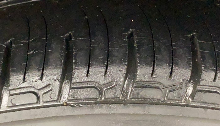 2018 Mahindra KUV 100 NXT K4+ P 6 STR, Petrol, Manual, 51,460 km, Left Rear Tyre Tread