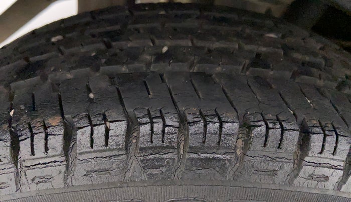 2015 Maruti Alto K10 VXI P, Petrol, Manual, 31,229 km, Left Front Tyre Tread