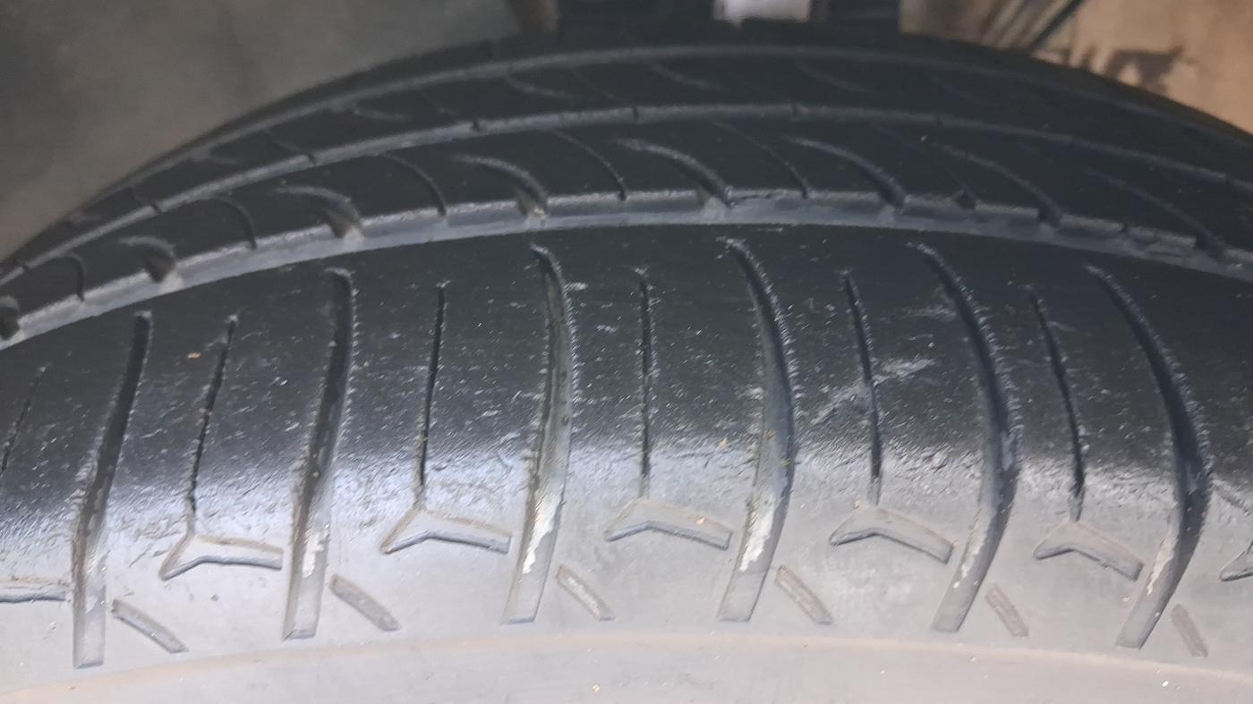 2016 Volkswagen Polo HIGHLINE1.2L, Petrol, Manual, 1,07,443 km, Left Front Tyre Tread