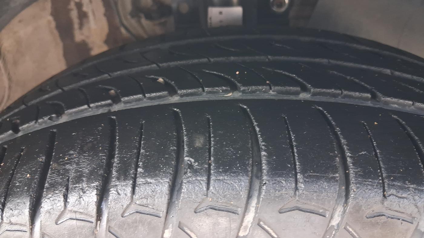 2016 Volkswagen Polo HIGHLINE1.2L, Petrol, Manual, 1,07,443 km, Right Front Tyre Tread