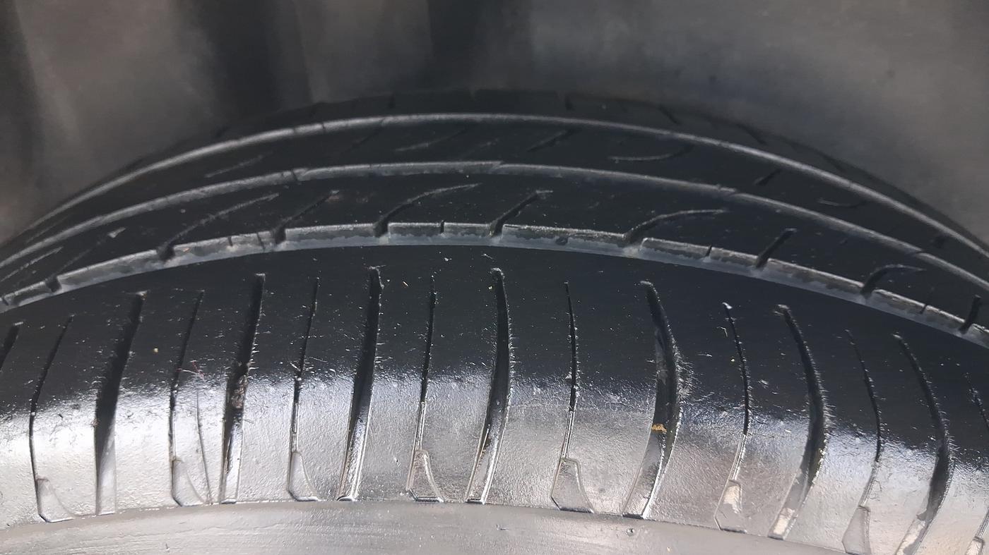 2016 Volkswagen Polo HIGHLINE1.2L, Petrol, Manual, 1,07,443 km, Right Rear Tyre Tread