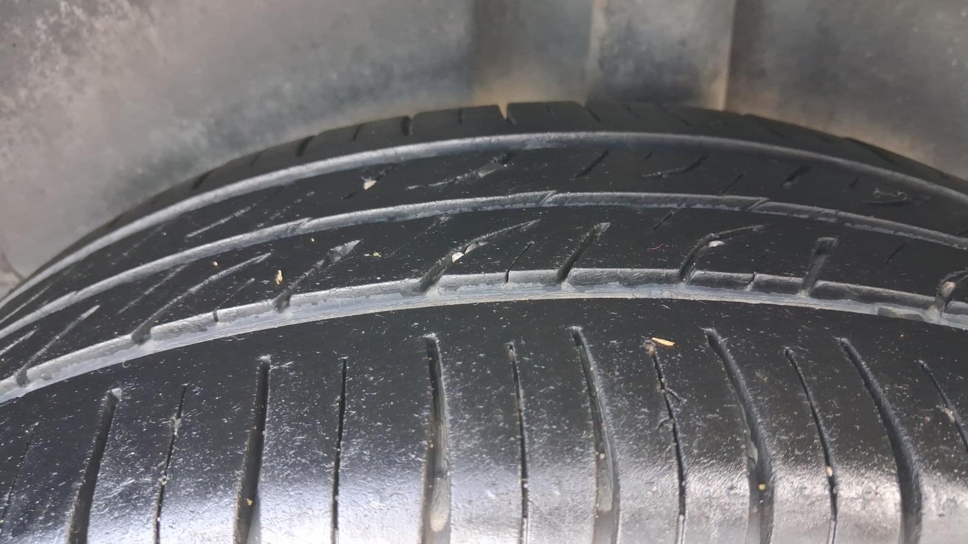 2016 Volkswagen Polo HIGHLINE1.2L, Petrol, Manual, 1,07,443 km, Left Rear Tyre Tread