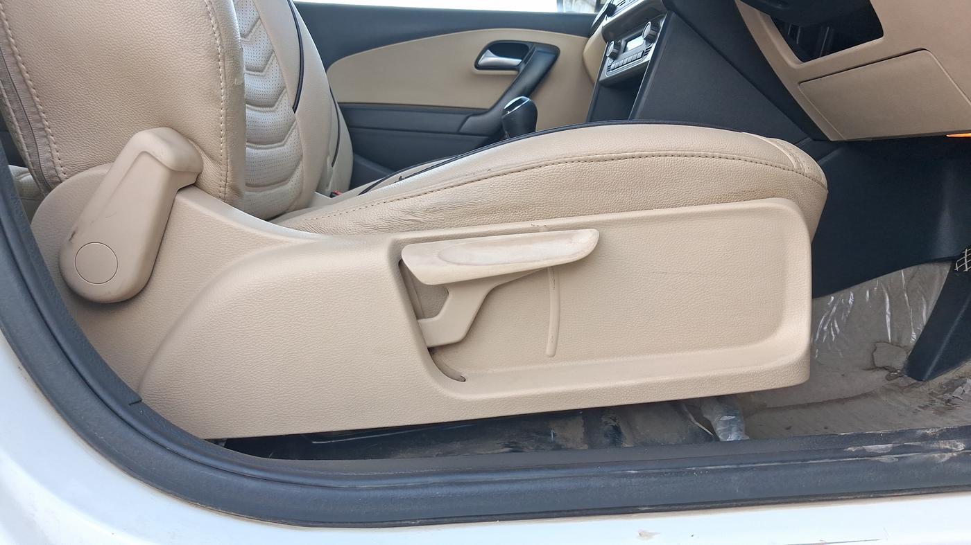 2016 Volkswagen Polo HIGHLINE1.2L, Petrol, Manual, 1,07,443 km, Driver Side Adjustment Panel