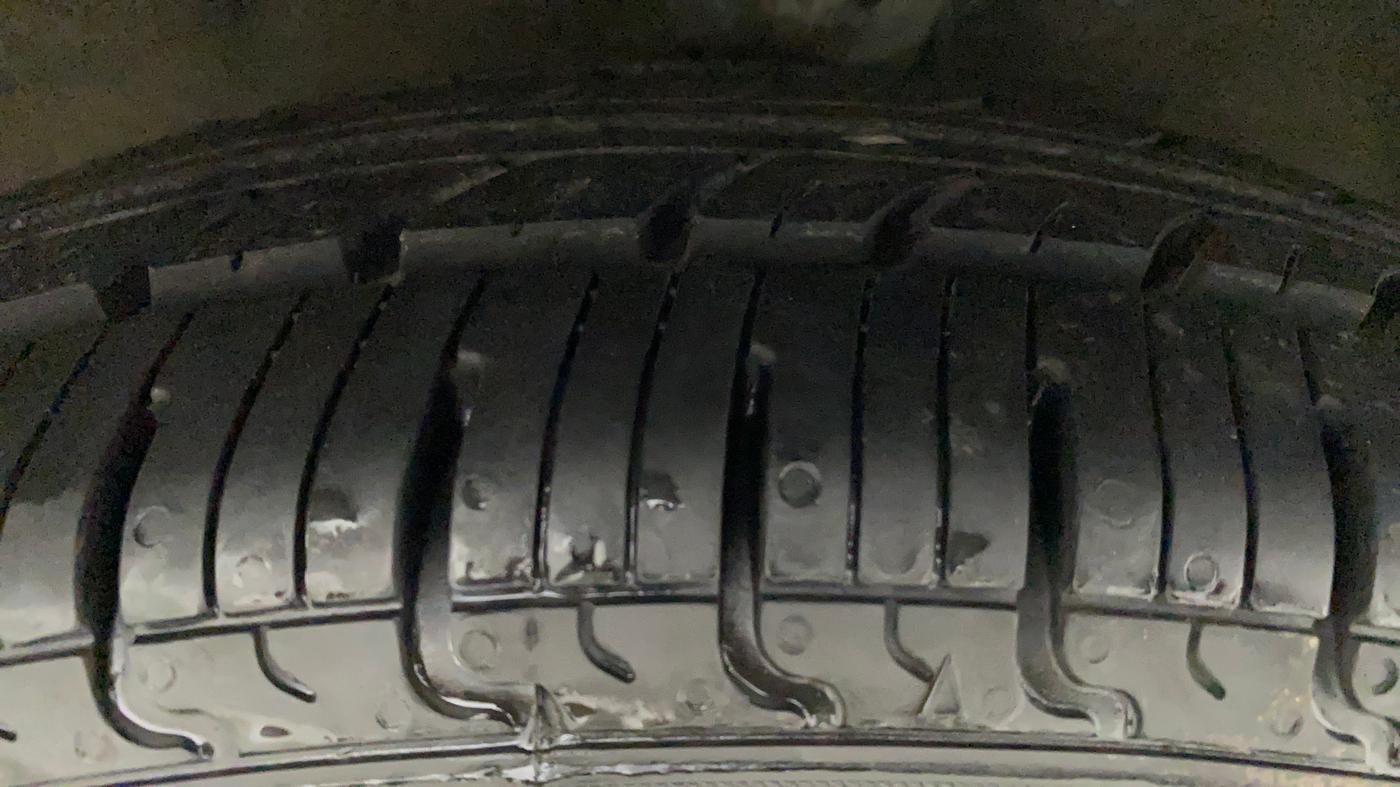 2011 Hyundai i10 MAGNA 1.2, Petrol, Manual, 74,520 km, Right Front Tyre Tread