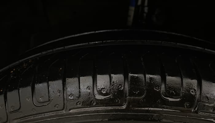 2014 Maruti Swift VXI, Petrol, Manual, 88,416 km, Left Front Tyre Tread