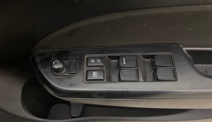 2014 Maruti Swift VXI, Petrol, Manual, 88,416 km, Driver Side Door Panels Control