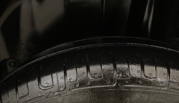 2014 Maruti Swift VXI, Petrol, Manual, 88,416 km, Left Rear Tyre Tread